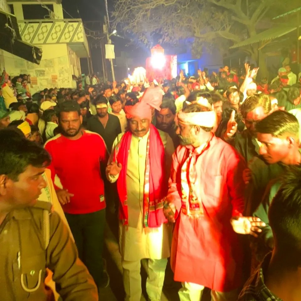 Ravindranathbjp's tweet photo. आज महाशिवरात्रि के पावन पर्व के शुभ अवसर पर अहले सुबह से देर रात तक भदोही विधानसभा क्षेत्र के भदोही, भदोही नई बाजार, चौरी बाजार, ग्राम कोकल मऊ  जगदीशपुर, छनौरा, पट्टी बेजाँव मार्ग आदि द��्जनों स्थान जाकर भगवान भोलेनाथ के विभिन्न उत्सवों में शामिल हुआ। 
(1/2) https://t.co/xd6l5BCvmC