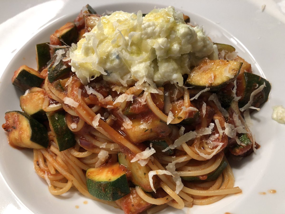 Gemüse/ Spaghetti/ Ziegenkäsecreme