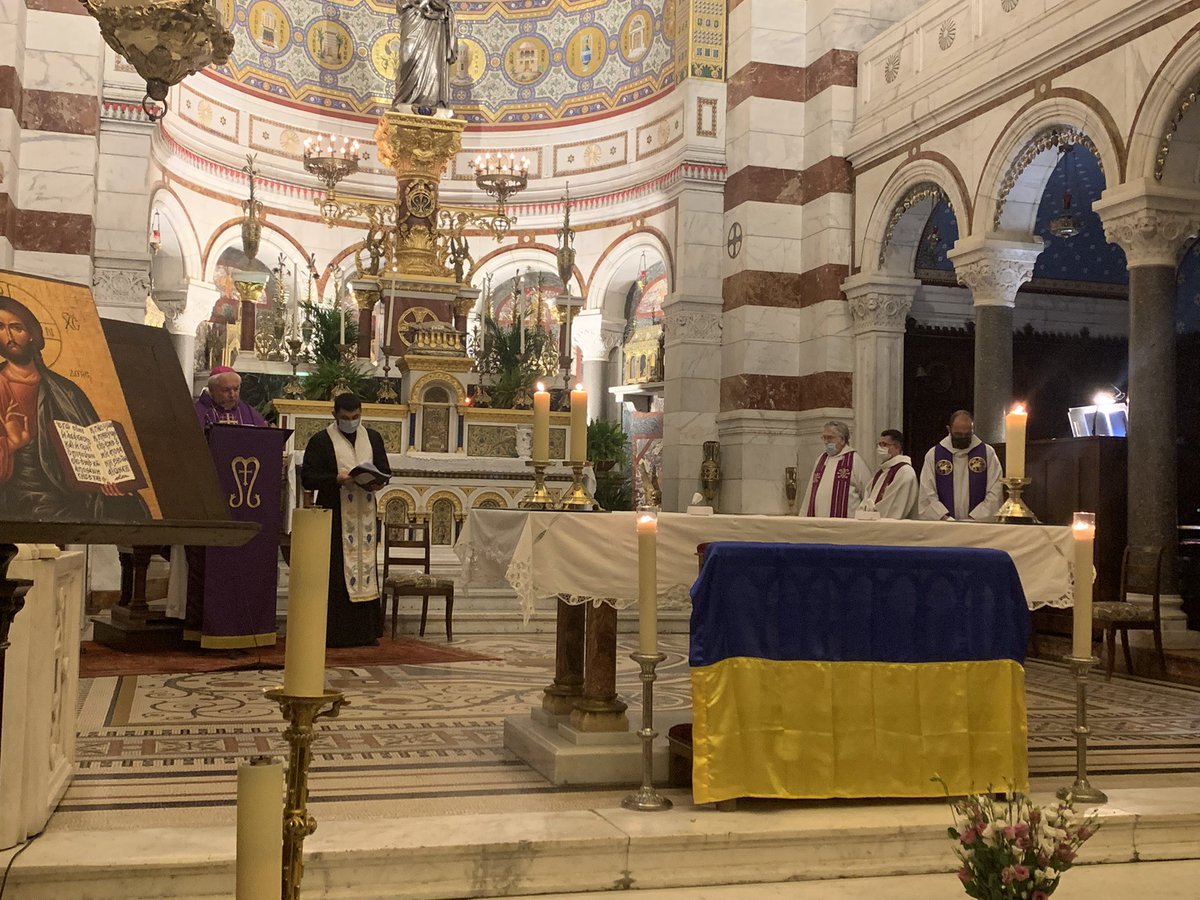 GascoJulie's tweet photo. À la Basilique Notre Dame de la Garde, les marseillais ukrainiens sont venus prier pour la paix #UkraineRussiaWar #Marseille https://t.co/YoPEvFGjDq