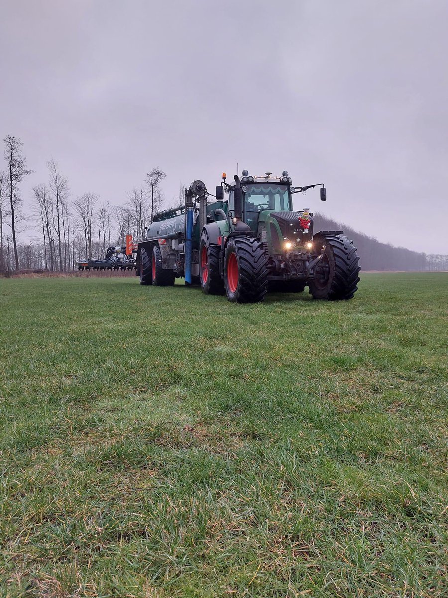 Weer lekker begonnen in de mest, mixen, sleepslangen, de tanken staan al te popelen om wat te doen, maar die zullen nog even geduld moeten hebben.