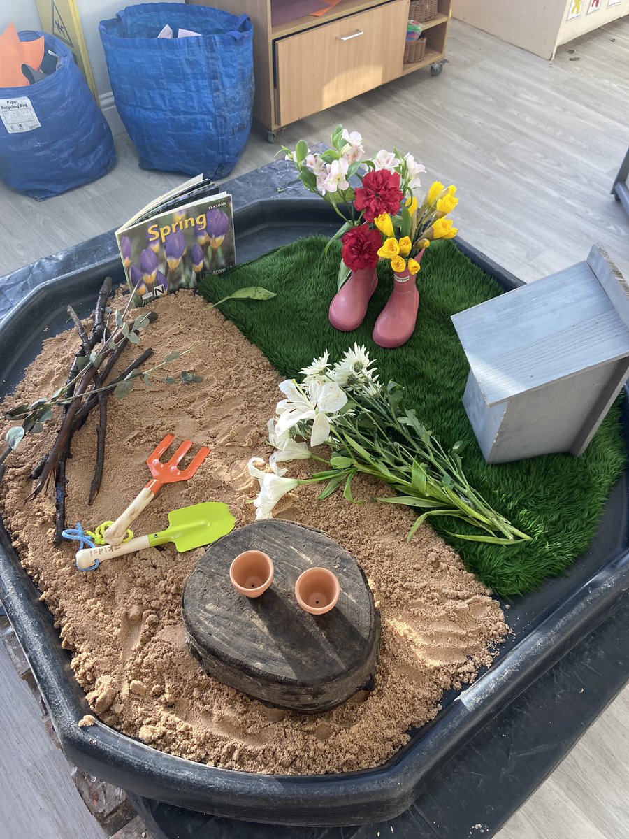 missallanBPS's tweet photo. HELLO SPRING 🌷⛅️🐑

Today we explored a tuff tray representing signs of spring! We learned that in spring, new flowers grow and baby animals are born.
We also created still life paintings of flowers 🌸  “they’re called daffodils”MW @beanxnursery https://t.co/TyQorIOSDu