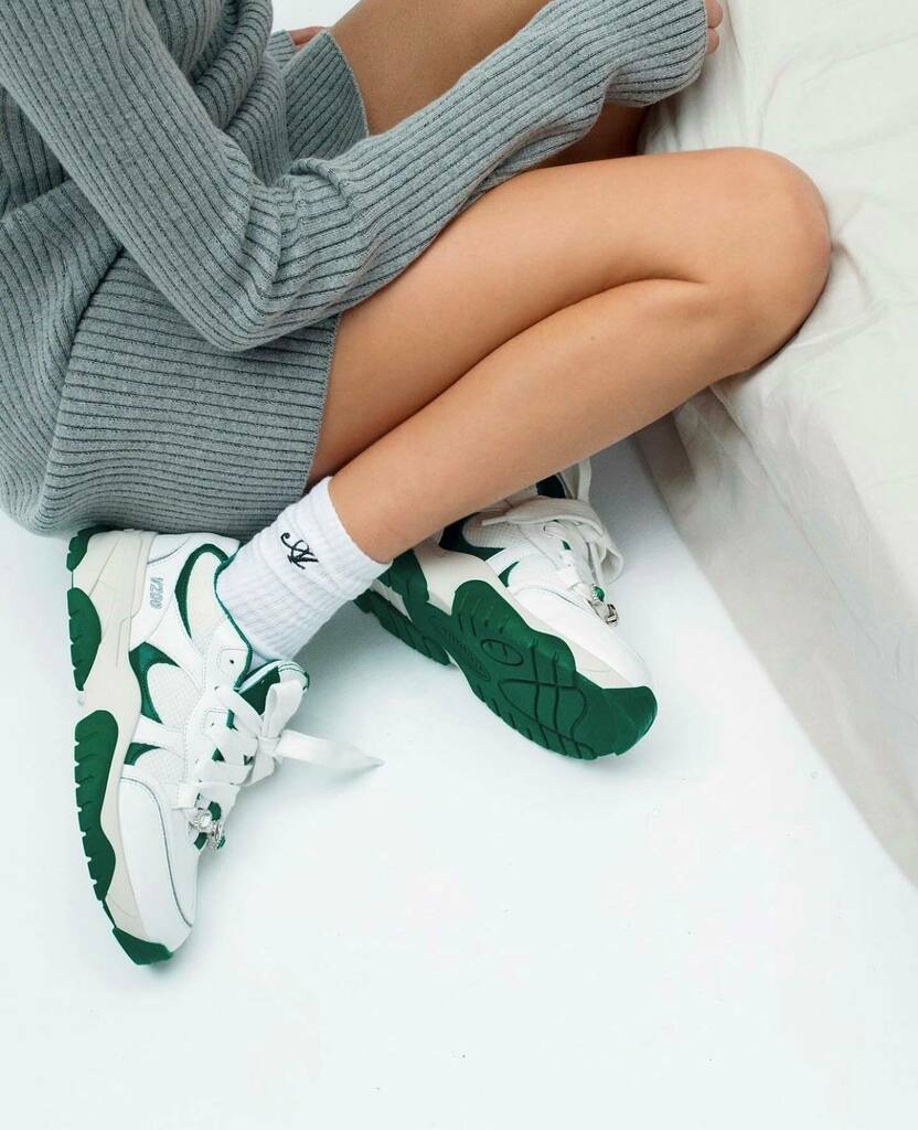 #AXELARIGATO #WOMEN SPRING/SUMMER '22

The Catfish sneaker is inspired by skate shoes that were popular in the late ‘90s. The laces are accented with removable crystal embellishments.

Price: €230

For more Axel Arigato derodeloper.com/dames/axel-ari…

#derodel… instagr.am/p/Cakj7MlK0XA/