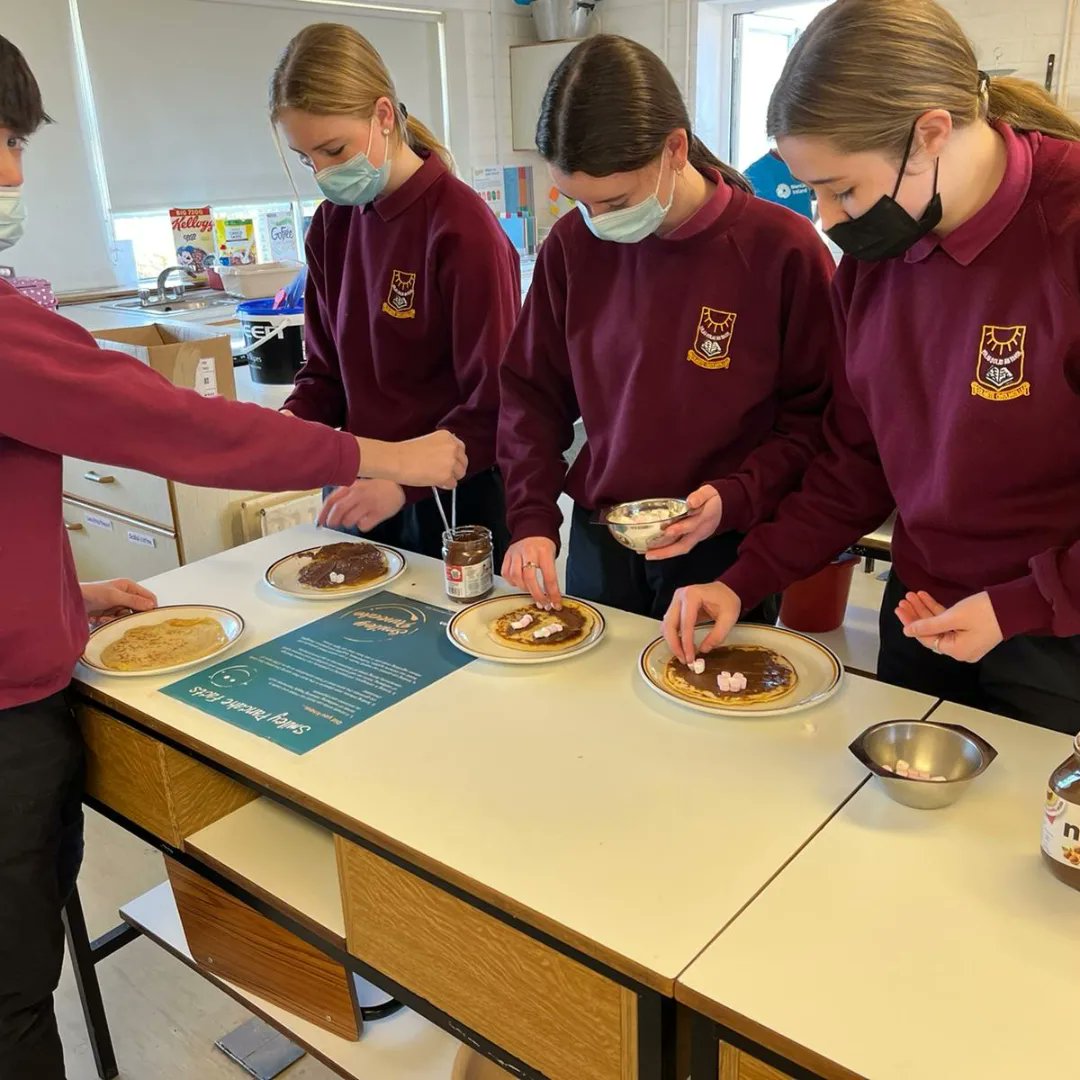 CC_Indreabhan's tweet photo. Bhí an seomra Tís gnóthach inniu le Máirt na bpancóga 🥞🍫🍽🍌🍓 Bhí an-spraoi ag na scoláirí ag déanamh miongháire ar na pancóga ar mhaithe le @MentalHealthIrl #smileypancake 😃 https://t.co/Z5BHOeW433