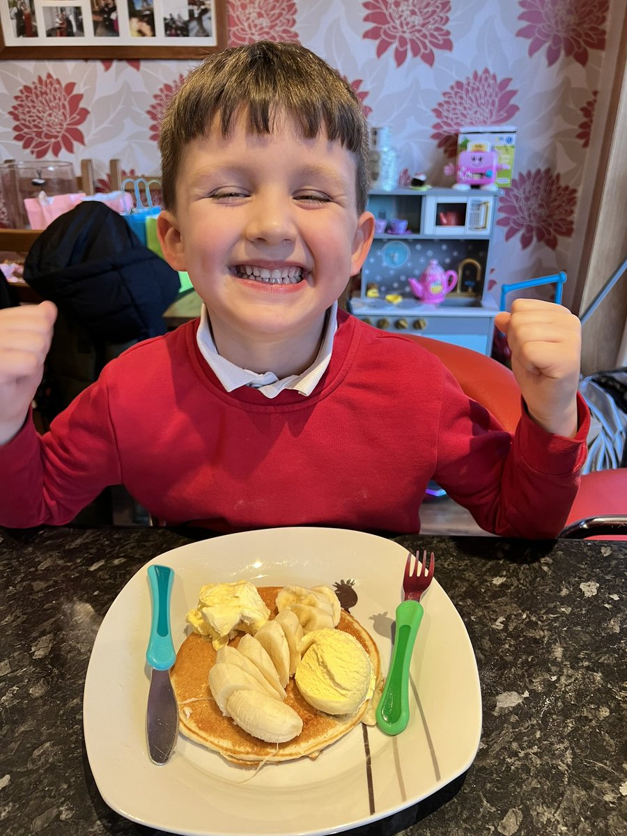 NHarding89's tweet photo. J was desperate to show @MissRCallaghan his pancake making skills. Think he is a bit rusty…we don’t usually have more flour on the surface than in the bowl 😂🥞 https://t.co/utYFyrXBCh