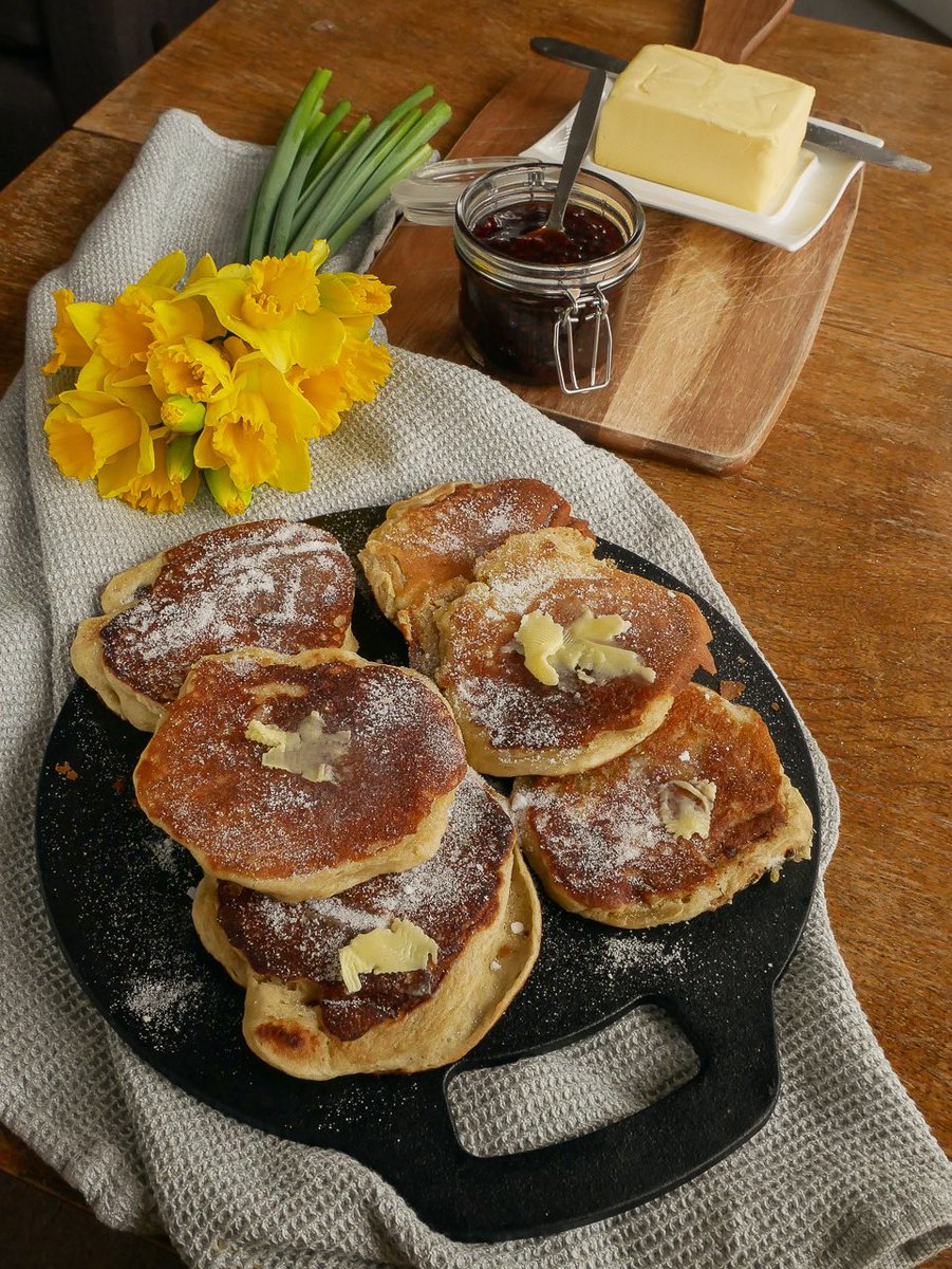 Happy #StDavidsDay & #ShroveTuesday all! 

To mark the occasion, I’m sharing a recipe for traditional Welsh pancakes, crempogau. 🏴󠁧󠁢󠁷󠁬󠁳󠁿🥞

Which do you prefer - traditional or fancy? 🤔

therarewelshbit.com/crempog-tradit…

@walesdotcom @croesocymru @visitwales #RandomActsofWelshness