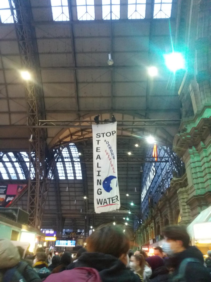 Bannerdrop im Hbf #Frankfurt✊

#Solidatität mit den Nahua in Pueblo/Mexiko, die gegen den Wasserraub durch Danone kämpfen!
Danone stiehlt Wasser, stiehlt Wasser überall! Boykott Danone, 
#DANONECRIMINAL!
#PueblosUnidosCholultecas #FueraBonafont 
youtube.com/watch?v=nR2oRZ…