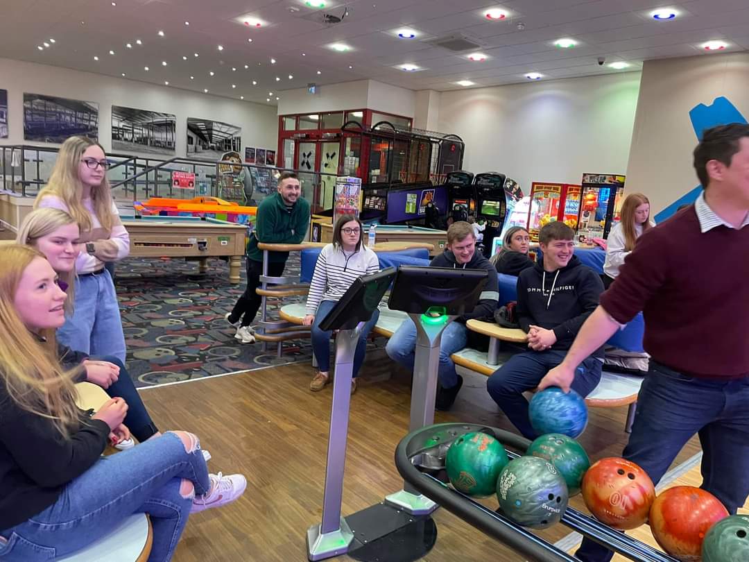 Gwelwyd cwpwl o strikes a spares neithiwr wrth i ni fynd i fowlio deg yng Nghaerfyrddin. Does ddim trip i Gaerfyrddin heb alw ym Mc Donalds ar y ffordd adre'!