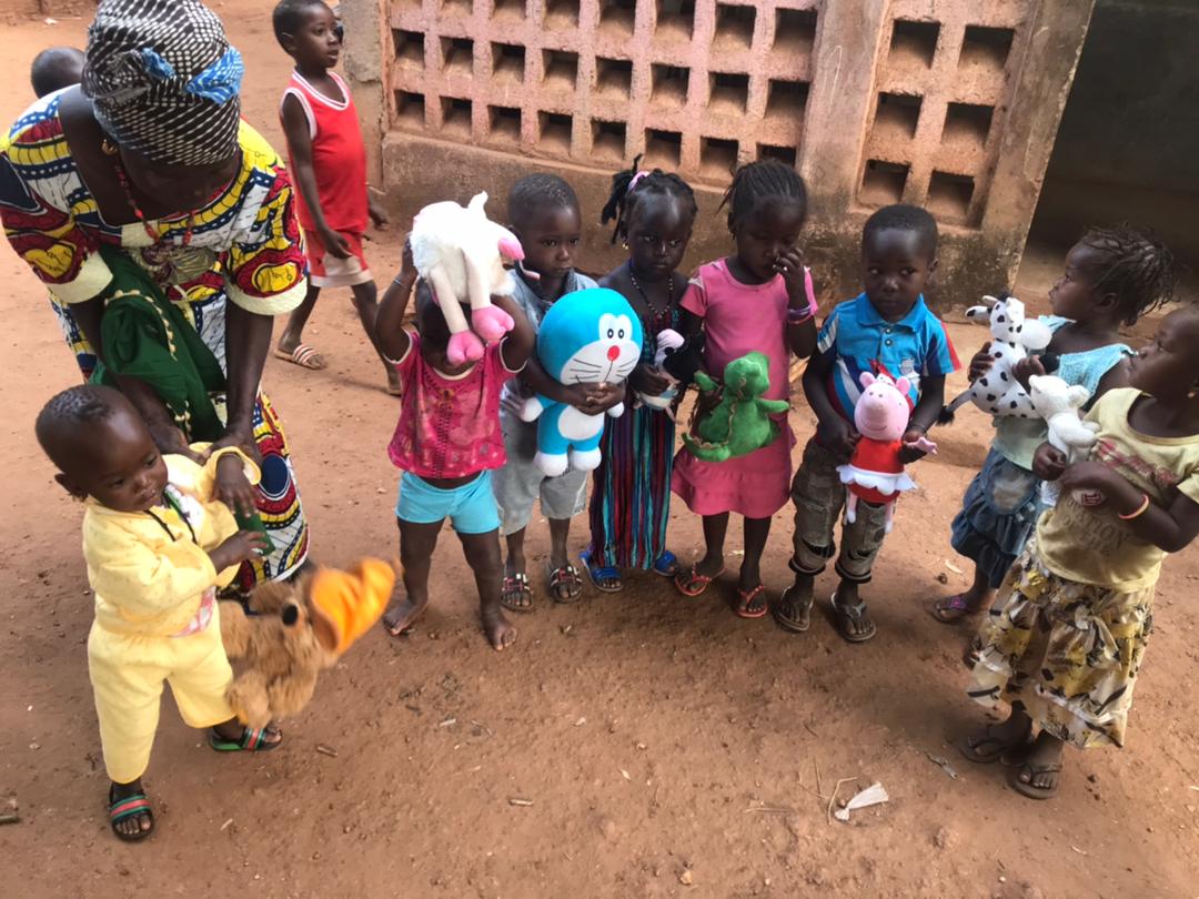 EscatronTurismo's tweet photo. En cualquier lugar del mundo, un juguete, por sencillo que sea, hace feliz a un niño. Gracias a vuestra solidaridad, en Badian, los niños pueden jugar y sonreír un más y mejor. Estos juguetes forman parte de nuestro último envío gracias a vuestro esfuerzo solidario. https://t.co/hZZJWuoFlV