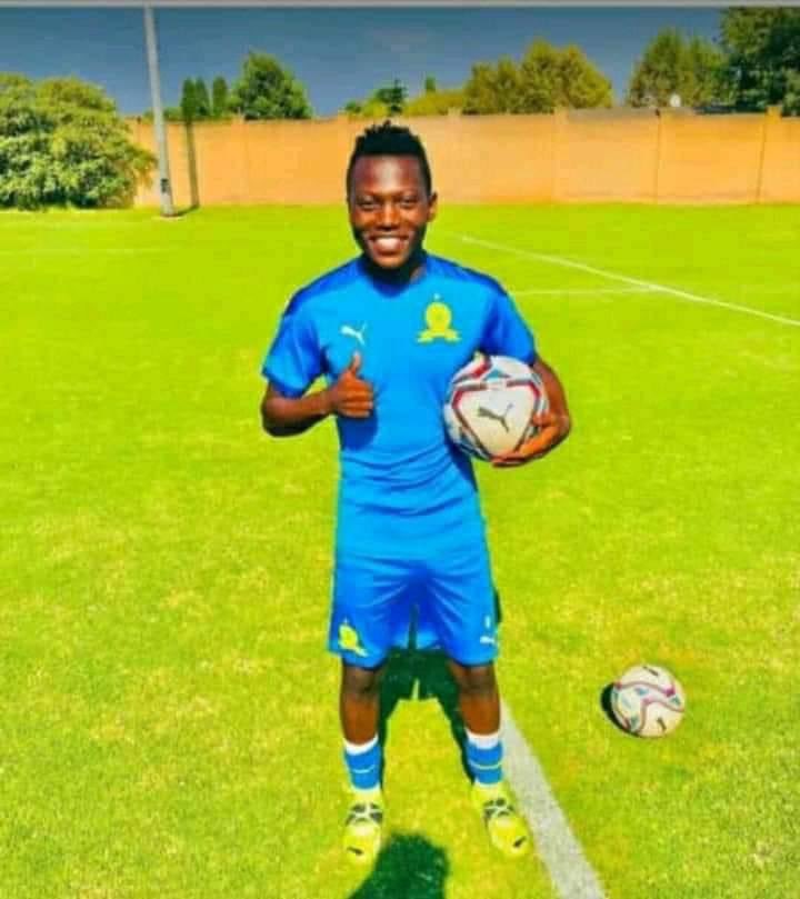 Shes_fair's tweet photo. A boy from Seshego who just signed with Mamelodi Sundowns Development was struck by a lightning playing soccer today. Unfortunately he is no more 💔💔💔💔💔💔💔 https://t.co/XAxAKYiSaq