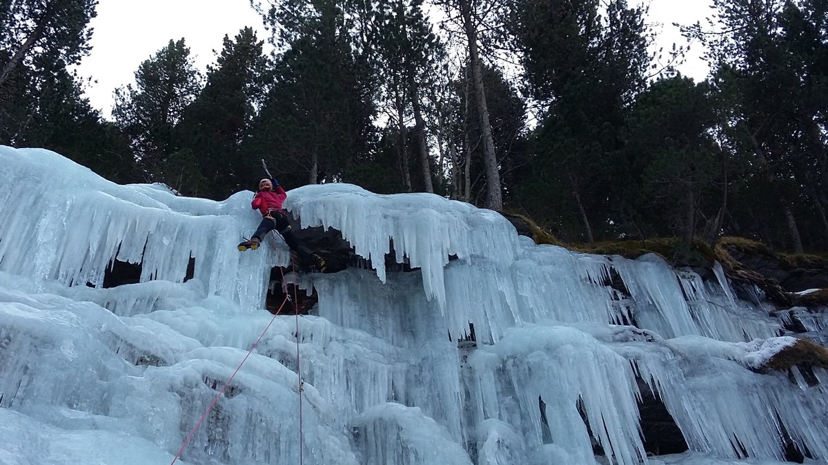 CatedraPirineus's tweet photo. ❄️ L'escalada en gel és una especialitat nascuda de la unió de l'escalada i l'alpinisme. El Pirineu és un destí molt recomanable per a aquesta activitat d'alta muntanya.
📍 Ardonés, Cerler (Pirineu Aragonès)
📸 #csarfdez
@Prometheus_pctf
#CEPIP https://t.co/6CTS90Nn07