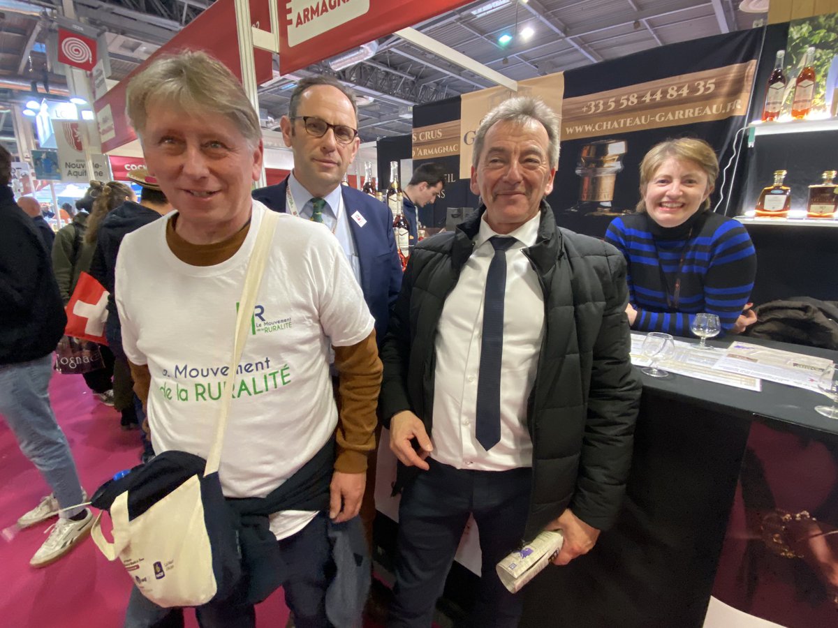 yvesdamecourt's tweet photo. Étape nécessaire sur le stand des #Armagnacs #Garraud avec la délégation @LeMouvRuralite Souvenir de notre campagne avec Carole aux régionales en @NvelleAquitaine https://t.co/yQrxZo7i8E