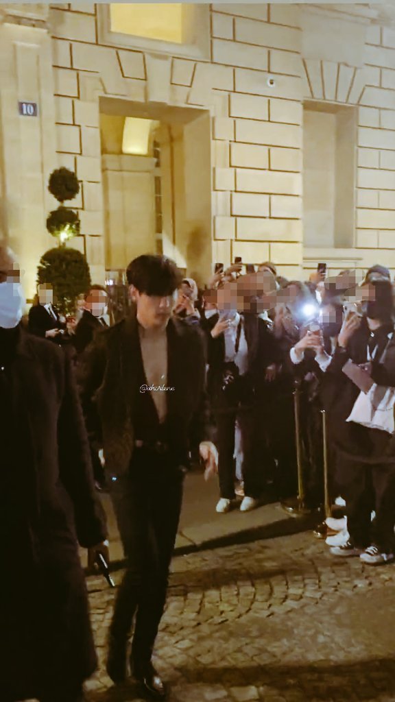 2 pic. OMG!!🥵🔥🔥🔥#MarkTuan_SaintLaurent @marktuan https://t.co/vc7HgH0dal