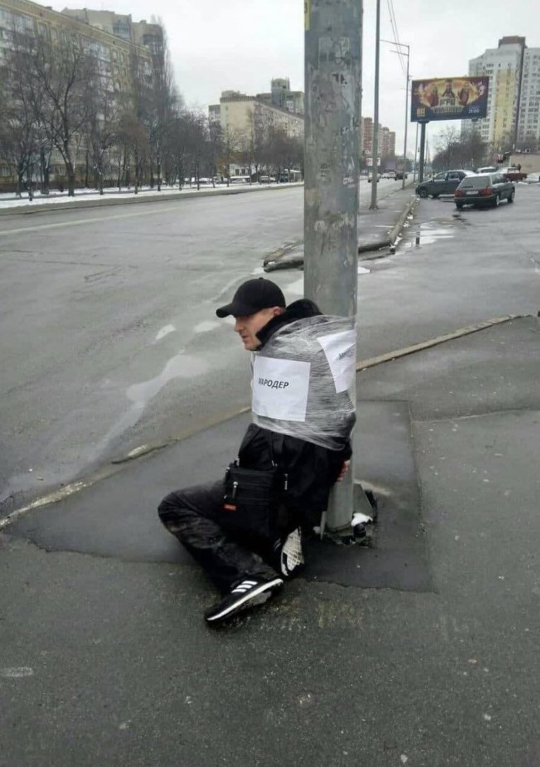 MundoEConflicto's tweet photo. 🇷🇺🇺🇦 | En Ucrania, las personas están atando a postes a los delicuentes que saquean tiendas, en medio del conflicto armado. https://t.co/RP8PWBym4r