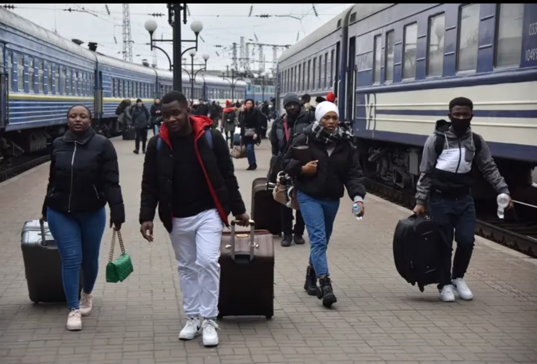 sortirdufranCFA's tweet photo. La communauté noire de l'Allemagne organise une action pour aider les Noirs à sortir d'#Ukraine alors que l'offense russe est imminente.
Si vous connaissez des gens coincés en Ukraine prière de communiquer leur nom et leur localisation :
 +49 179 80 19 93 99
dayiku@hotmail.de https://t.co/pZnlmcrNe3