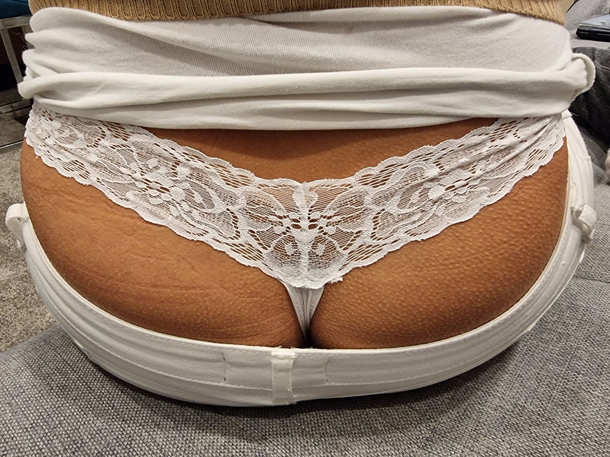 MilfZee's tweet photo. My ass loves to show off. Does that make me a slut? 

#showingass #buttcrack #plumbersbutt #sexythong #asslovers #Thonglovers #showingofff #MILF #sexymom https://t.co/kyzl2PDIkP