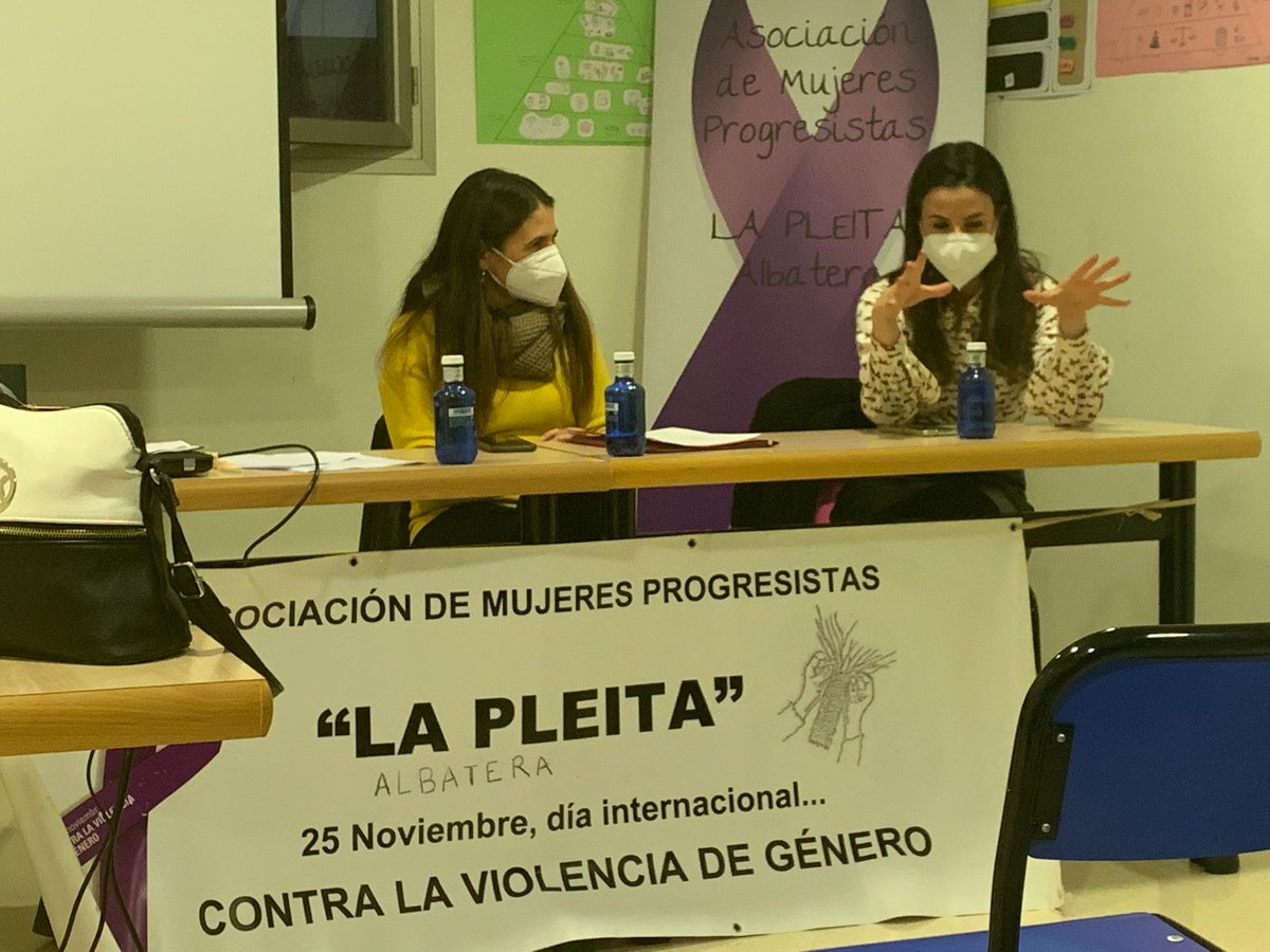 ILP3VoltesRebel's tweet photo. Avui som a Albatera amb l'Asociación de Mujeres Progresistas "La Pleita" explicant la nostra ILP. Les signatures no eren el final, eren només el principi! https://t.co/sABQ69OVRv
