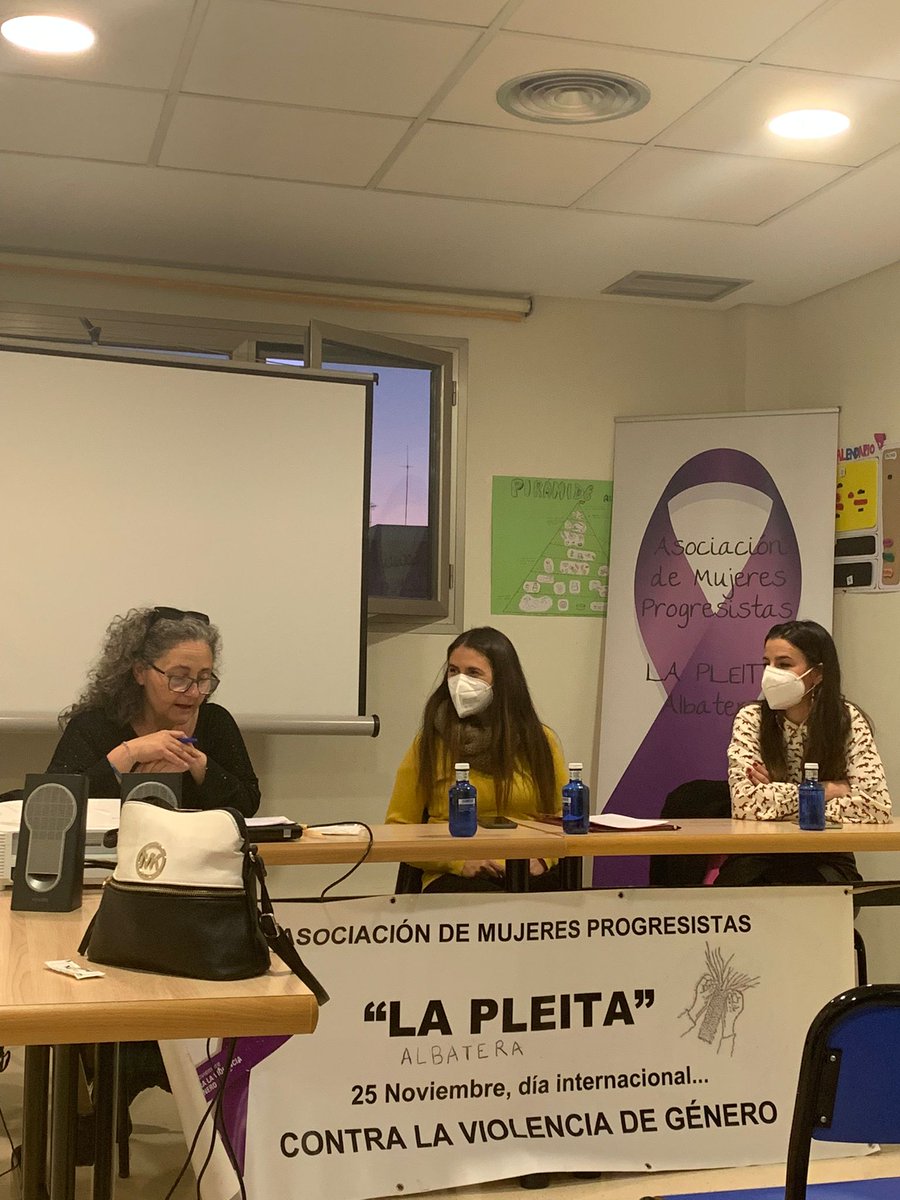 ILP3VoltesRebel's tweet photo. Avui som a Albatera amb l'Asociación de Mujeres Progresistas "La Pleita" explicant la nostra ILP. Les signatures no eren el final, eren només el principi! https://t.co/sABQ69OVRv