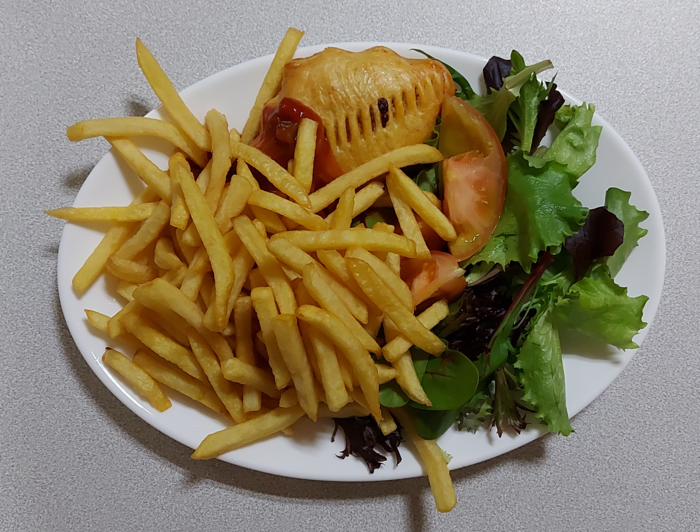 Schamper's tweet photo. Nog in twijfel wat te eten? Onze Brug-recencenten scheiden het kaf van het koren, de rozemarijn van de provençaalse kruiden. Deze week: het Tomaat-mozzarellataartje - ⭐️⭐️⭐️⭐️

https://t.co/M3UHAs3Wbz https://t.co/rRwrwlUujE