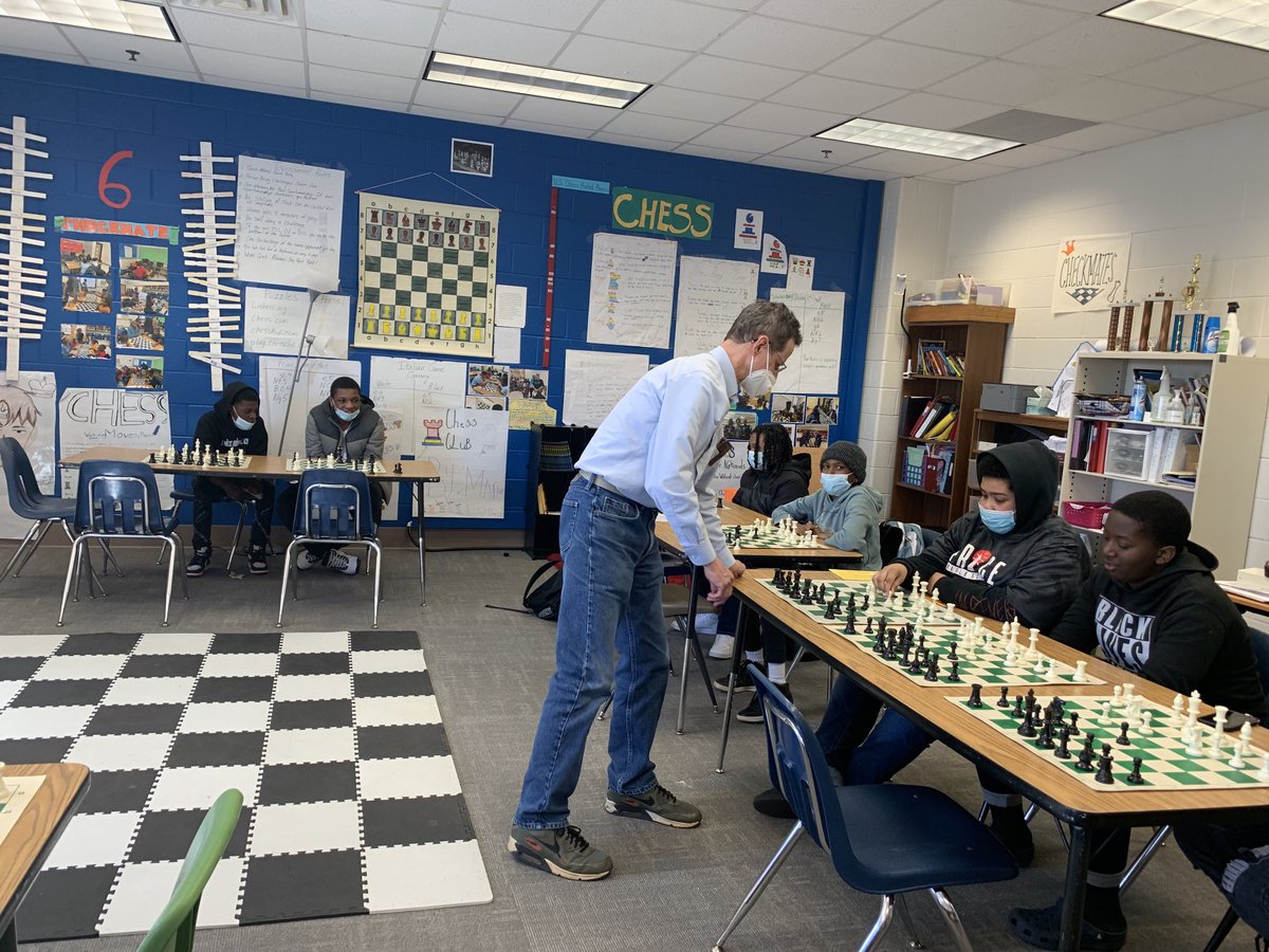 EdmondsChess's tweet image. Price Chess Team practicing against the former president of the Georgia Chess Association. Our team will be competing in the state qualifier this Saturday. Checkmate Price Chess! ⁦@APSPrice⁩ ⁦@PBS_Atlanta⁩