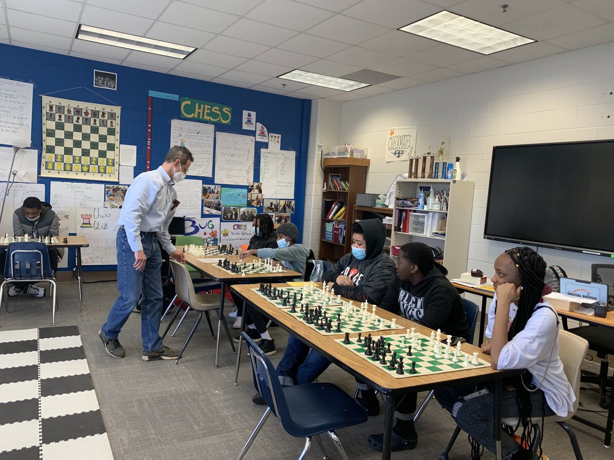 EdmondsChess's tweet image. Price Chess Team practicing against the former president of the Georgia Chess Association. Our team will be competing in the state qualifier this Saturday. Checkmate Price Chess! ⁦@APSPrice⁩ ⁦@PBS_Atlanta⁩