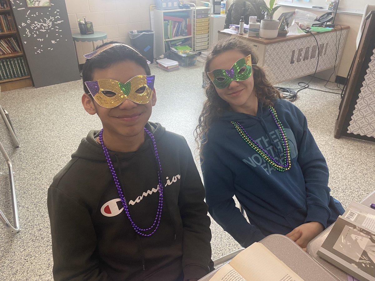 Celebrating Mardi Gras because we have pen pals in LA #KingCake #beadtree <a href="/LukeLutterman/">Luke Lutterman</a> #WeAreTriton