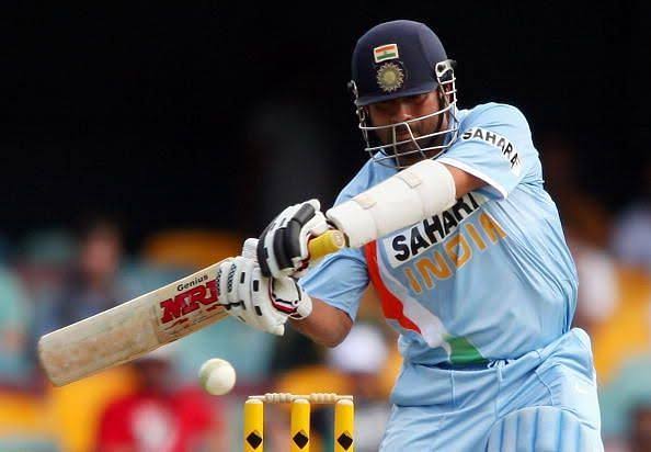 rahulk_10_19's tweet photo. Finals against the Aussies..?? Chasing?? No problem..
The champion at it.. back to back hundreds at Sharjah decimated the Aussies in the heat..10 years later, the Tendulkar "nightmare" haunted them again,in their own backyard this time..
#SachinTendulkar
#CBseries https://t.co/AeJsECLwfa