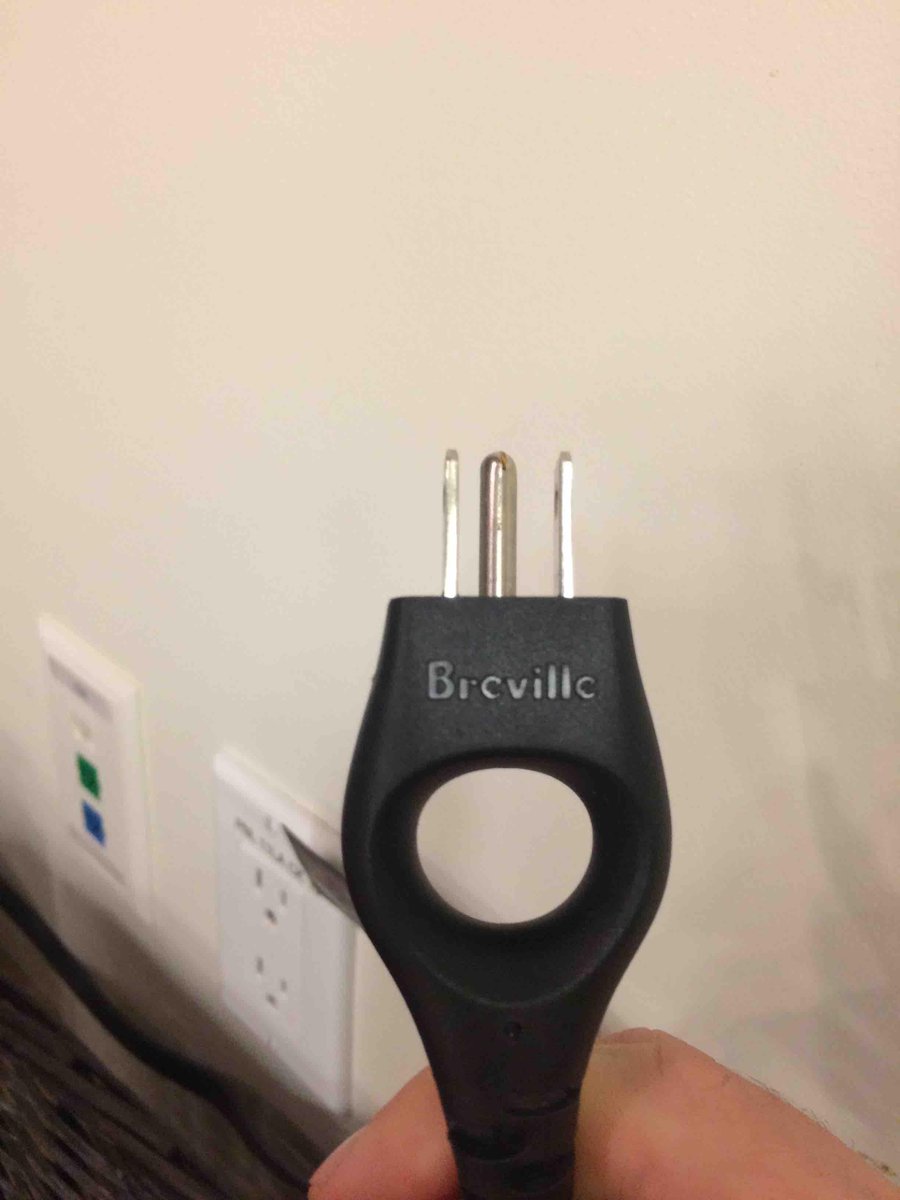 NaoCasanova's tweet photo. Enchufes diseñados para que no tiremos del cable. https://t.co/xObAuKhKXx