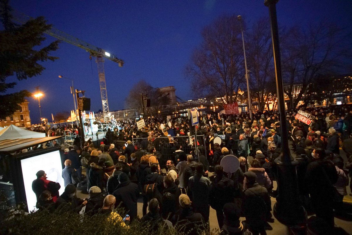 panyiszabolcs's tweet photo. Large anti-Putin, anti-war protest took place in Budapest in front of @IIB_Press, the ‘Russian spy bank’ this evening. Péter Márki-Zay, opposition candidate for PM spoke in front of 🇭🇺🇺🇦🇪🇺 flags. Speakers called PM Viktor Orbán a traitor &amp; Putin’s crony. Pic: Júlia Halász/@444hu https://t.co/zZhSa3hcgj