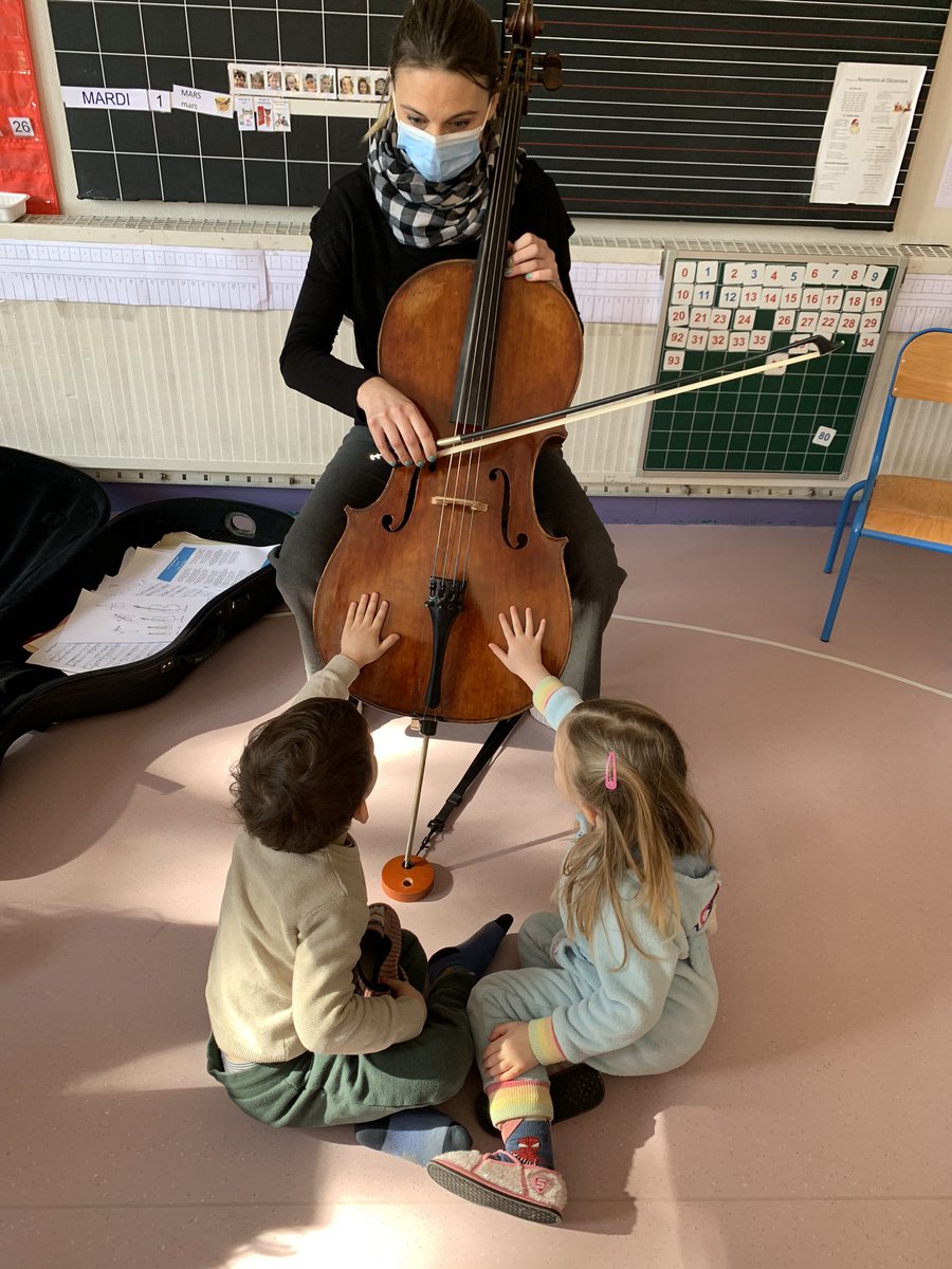 HeureuseEcole's tweet photo. Aujourd’hui c’est une maman d’élèves qui nous a fait découvrir un fabuleux instrument : le violoncelle. 🎵 Sentir la vibration de cet instrument, comparer les sonorités à des émotions… De très beaux moments riches de sens. 🙏#musique #culture #ecole @CardieBesancon @MaterCirco25 https://t.co/ftC7B3dD4k