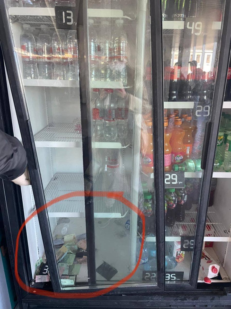 Kijów, sklep, ludzie biorą wodę i zostawiają pieniądze. 
#Ukraine