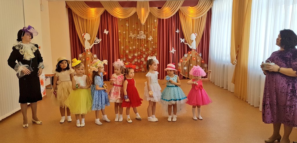 Есть один чудесный праздник,
Он приходит к нам весной.
Любят взрослые и дети
Этот праздник всей душой.
Потому, что наши дамы
Превращаются в принцесс,
И улыбки их сияют
От земли и до небес!

В группе "Радуга" прошел тематич. конкурс "Мини-мисс 2022", даже Шапокляк приняла участие