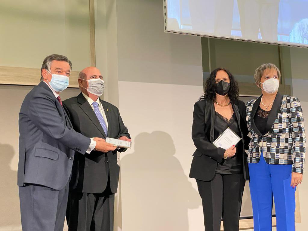 .<a href="/AnaMolinero1/">Ana Molinero 🇪🇺🇪🇸</a>, vicepresidenta de <a href="/SEFAC_aldia/">SEFAC</a> y Enrique Granda, Dr. en Farmacia y autor del Observatorio del Medicamento de <a href="/Fefefarmacia/">FEFE</a>, reciben el diploma 🏅🏅a la Trayectoria Profesional. #DíadelColegiado2021