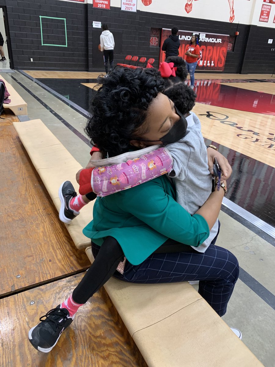 DericaTurner's tweet image. This was the hug I didn&apos;t know I needed today.♥️🥰 Take the time to love on our kids, you might fill your own bucket in the process. #CoordinatorConnects #GlowGrowGo