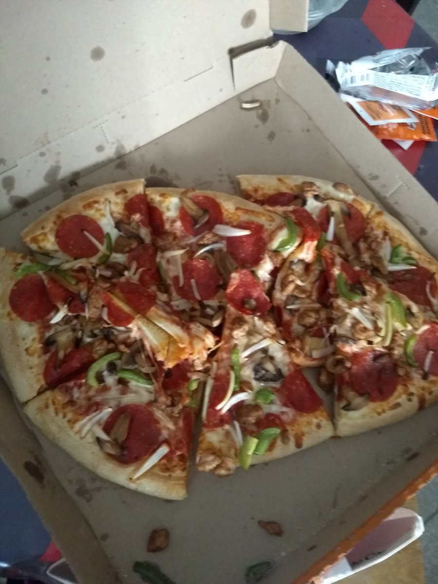 silentpaper109's tweet photo. @Uber_MEX el día de hoy compre una pizza en Caesars, un repartidor la traía de camino pero luego apareció otro y cuando la entrego llegó con el sello despegado y la pizza llegó echa una porquería como si se les hubiera caído, nada más para que la gente vea que esperar de ustedes https://t.co/QCDuve4YZk