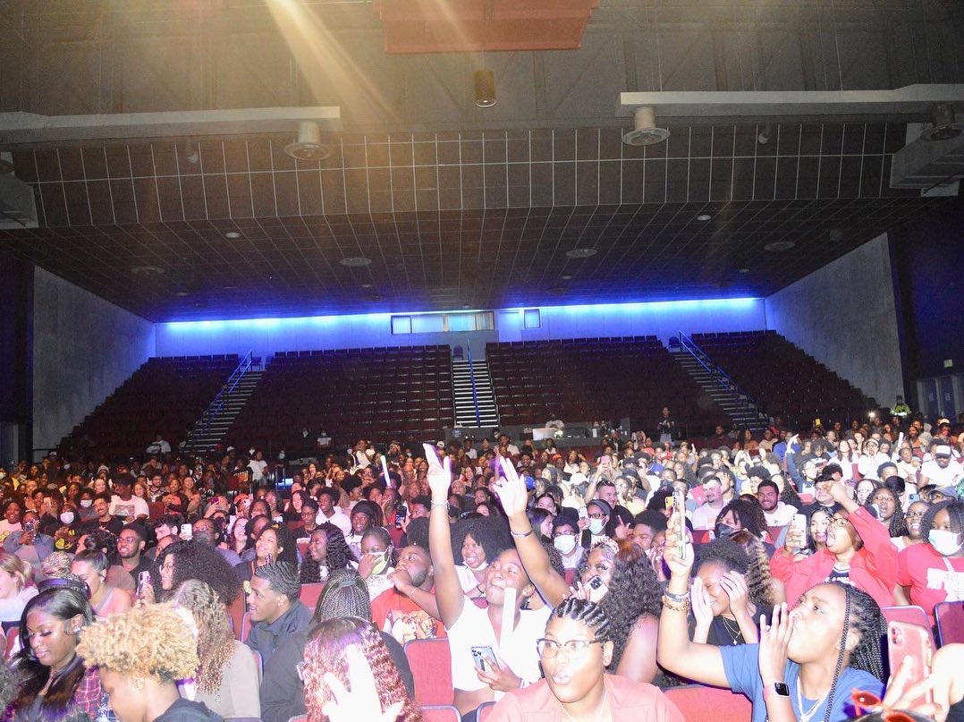 FAU_BSU's tweet photo. THATβS A WRAP! π£ Thank you to everyone who attended the first Black History Month Comedy Show at FAUβΌοΈ Headliner @emanhudson definitely had us rolling π€£. Special thanks to our everyone who helped make this event successful! βπΎ
#FAUBSU https://t.co/fFgiiwNt4h