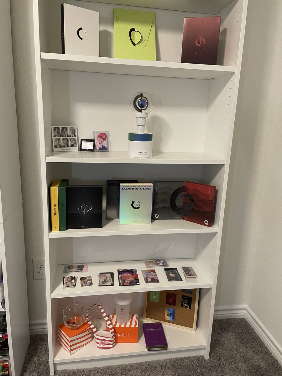 PuddiMoon's tweet photo. Finally trying to organize my @official_ONEUS collection 😱💕 I’m going to play around with it more but happy it’s on display now ;u; #ONEUS #toomoon #dalbit #oneusdisplay #kpopdisplay gonna post my PCs below hehe https://t.co/fg9EyCwUy0