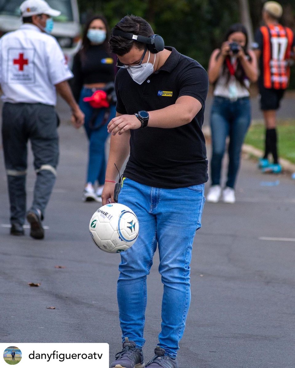 Somos #unbalóndeprimera 🇸🇻⚽️

Vía Instagram: <a href="/danyfigueroatv/">Daniel Figueroa</a>  Otros: Y vos te divertís en tu trabajo?

Yo: Pues cómo te lo explico…amo lo que hago ⚽️🏟

📸un crack en la cámara <a href="/carlos_bernall/">Carlos Bernal</a> 

#elsalvador #futbol #work #instagood