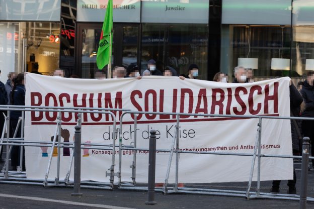 antifa_linke's tweet photo. Wir haben einen Kurzbericht zu den Protesten am vergangen Samstag gegen Querdenken veröffentlicht. 

Zum Bericht:
https://t.co/aboc6kQ5c2

#Bochum #nonazisbo #Bo2602 #Antifa #Verschwoerungsmythen #Verschwoerungstheorien #Antisemitismus https://t.co/Ga8BPThfrs