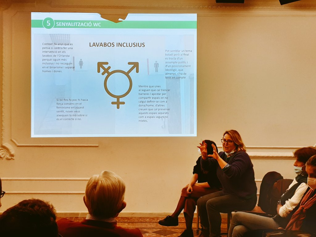 Casaorlandai's tweet photo. L'Elisenda Antón (@elisenda_ac) i l'Anna Sardà (@annnnasarda), membres de la #ComiFem, duen a l'assemblea la proposta de canviar la senyalètica dels lavabos per fer-los inclusius!
La proposta ha estat molt comentada i aprovada per unanimitat! ⚧ https://t.co/uAHEzTSVQy