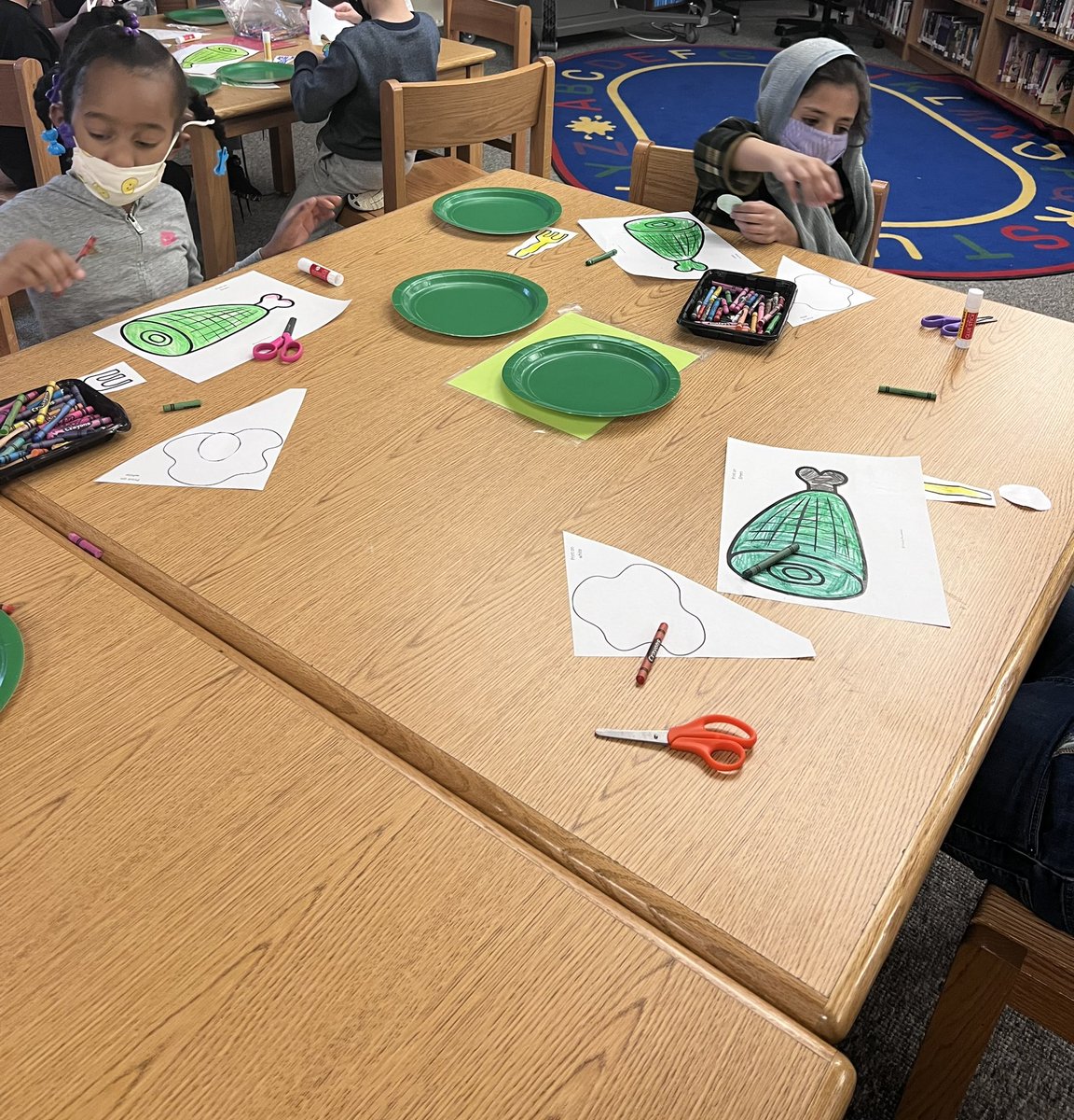 LibEricksen's tweet image. At school 5 we celebrate Read Across America Day all week! 📚💚 My first graders really enjoyed making their own green eggs and ham. 🖍🎨 @RCSDsch5 @NYBookDr @RCSDLibraries #ReadAcrossAmerica #readingROCs #schoollibrary