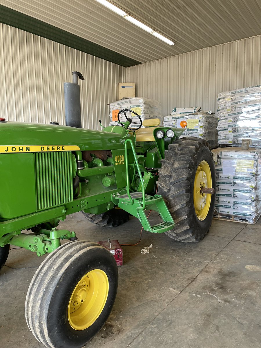 ChannelOhio's tweet image. Pretty weather calls for the first #tractortuesday 🚜 Send us pictures of your favorite tractor!