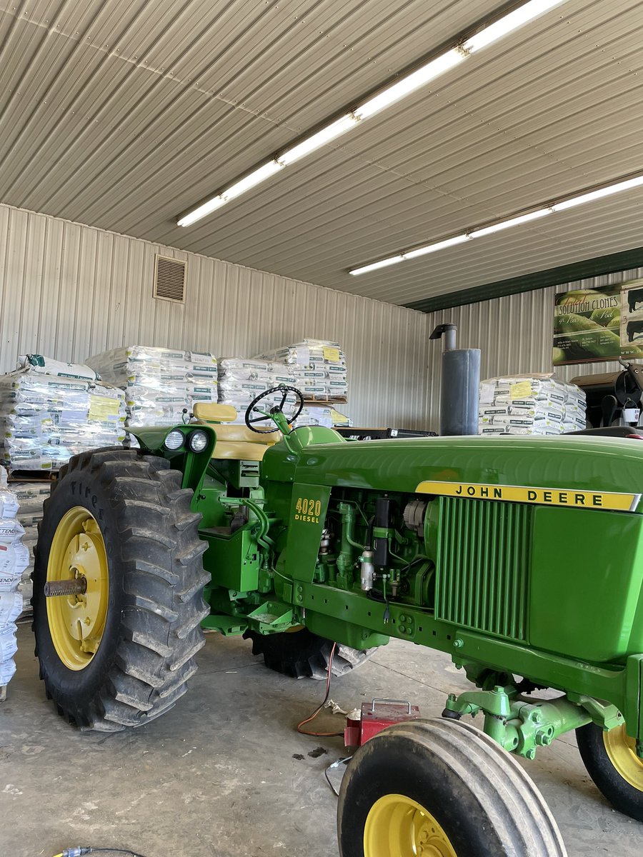 ChannelOhio's tweet image. Pretty weather calls for the first #tractortuesday 🚜 Send us pictures of your favorite tractor!