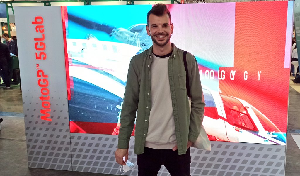 XaviGM's tweet photo. Buen día en el MWC, esta vez como parte del equipo de Dorna @MotoGP. Y un placer conocer en persona a @ssvives. Ahora a por el GP de #Qatar2022 💪 https://t.co/7KfJHUTlbq