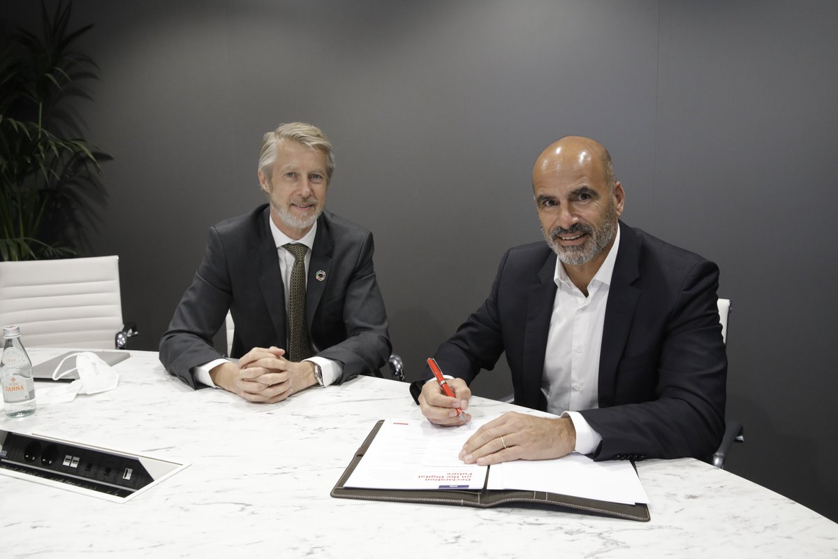 GSMALAC's tweet photo. Hoy en #MWC22, Roberto Nobile, CEO de #TelecomAr, firmó la #DigitalDeclaration de la #GSMA.
La #DigitalDeclaration reúne a CEOs de todos los sectores de la industria comprometidos a actuar de forma ética en la era digital. https://t.co/MVBj7ywH9C
📸@MatsGranryd y @rdnobile. https://t.co/Y8UKvCMDGJ