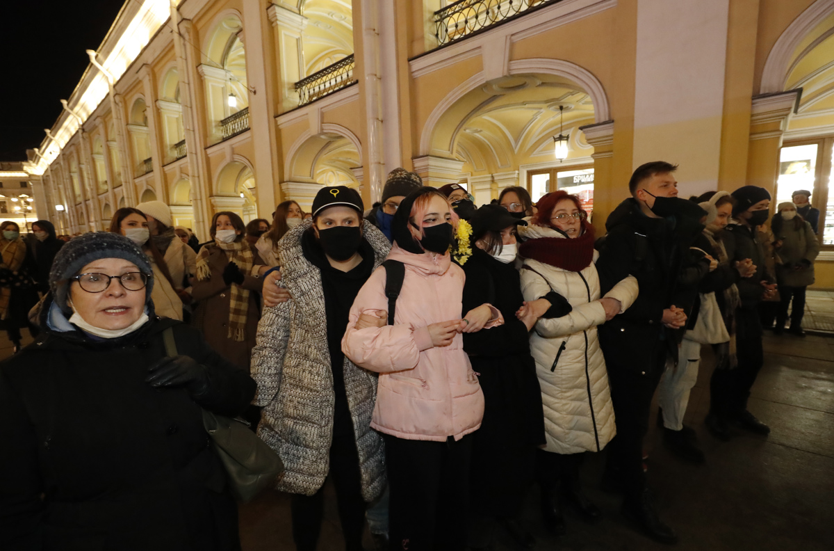 el_carabobeno's tweet photo. #1Mar | Protestas en rechazo a la guerra de Rusia contra Ucrania este martes, en diferentes ciudades del mundo: 

- San Petersburgo, Rusia. 

-Atenas, Grecia. 

-Milán, Italia. 

-Sintra, Portugal. 

(Fotografías: EFE) https://t.co/dugpGqewZL
