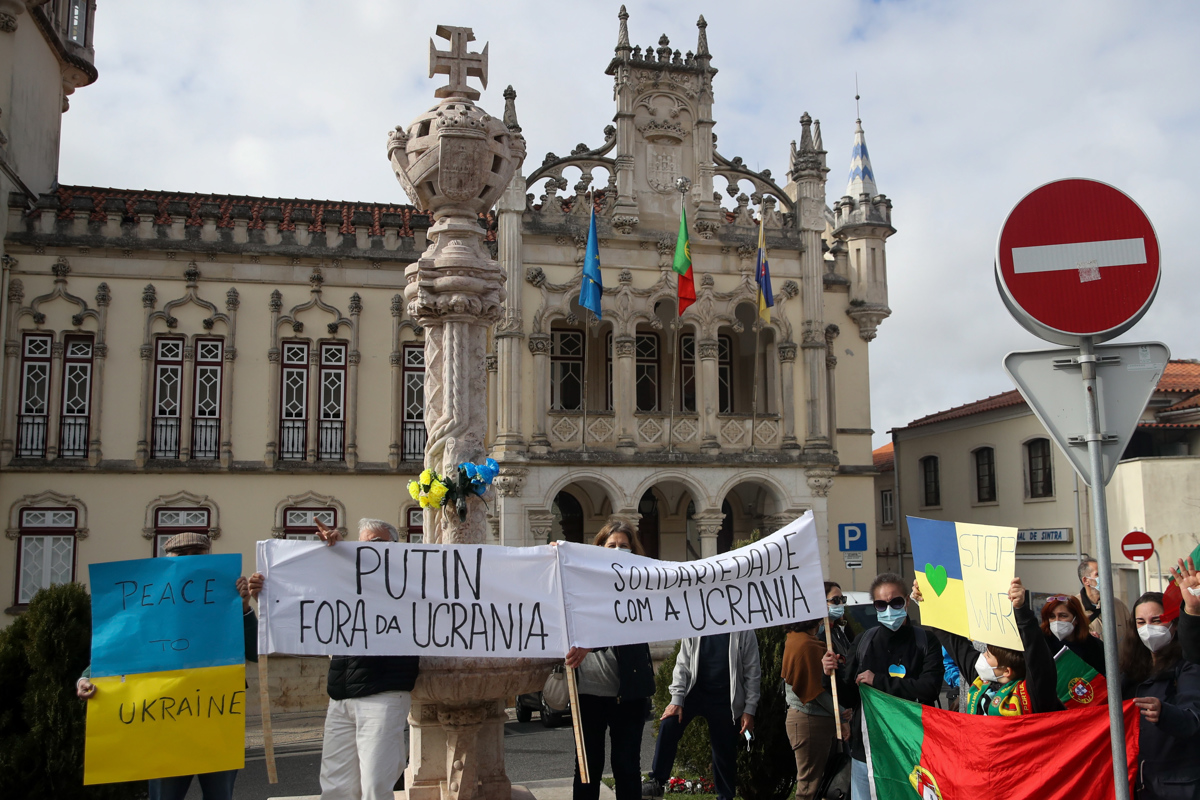 el_carabobeno's tweet photo. #1Mar | Protestas en rechazo a la guerra de Rusia contra Ucrania este martes, en diferentes ciudades del mundo: 

- San Petersburgo, Rusia. 

-Atenas, Grecia. 

-Milán, Italia. 

-Sintra, Portugal. 

(Fotografías: EFE) https://t.co/dugpGqewZL