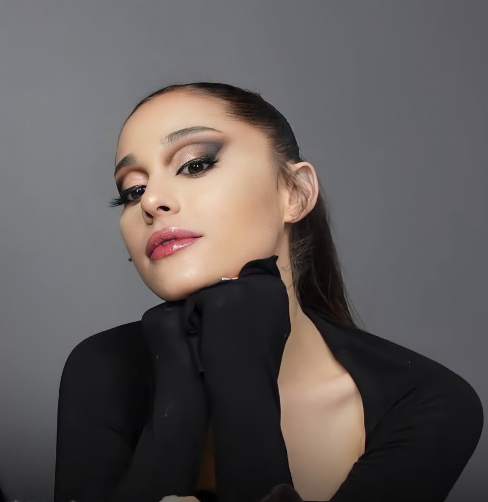 ariana grande in 4k