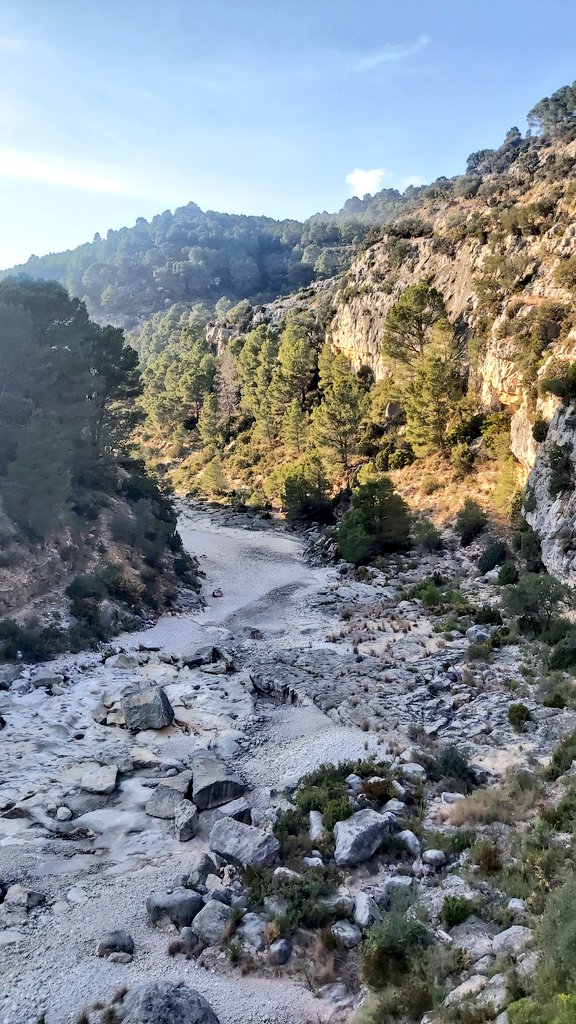 7Pobles's tweet photo. El Riu Cérvol és un dels últims rius mediterranis sense modificacions al seu llit com presses o rescloses. La bellesa geològica del indret és remarcable i encara s'accentua més en època de pluges, quan l'aigua dona vida al seu recorregut. 

#pnTinença #TinençadeBenifassà https://t.co/AXWopIgq29