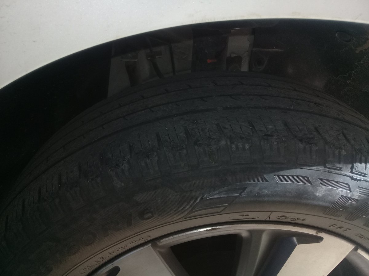 SansWalter's tweet photo. @peugeotarg @PeugeotFR @Goodyear_Ar 
Soy un cliente Peugeot 2008 con 42.000 km podría tener este desgaste??? https://t.co/F09w93UcqL