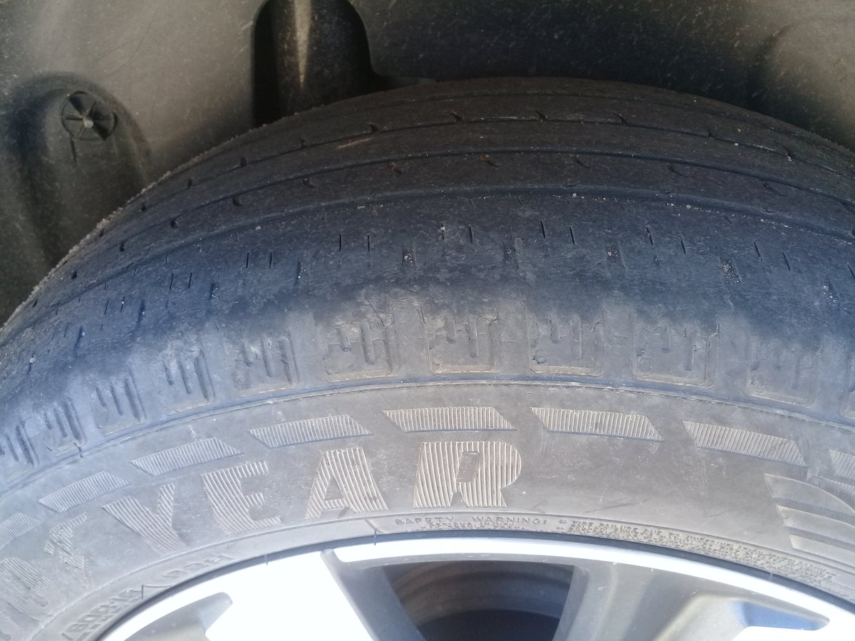 SansWalter's tweet photo. @peugeotarg @PeugeotFR @Goodyear_Ar 
Soy un cliente Peugeot 2008 con 42.000 km podría tener este desgaste??? https://t.co/F09w93UcqL